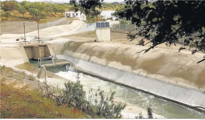  ?? J. LANDERO ?? Suministro de agua a través del túnel de San Silvestre.
José Luis García-Palacios Presidente de la FOE
David Toscano Presidente de la Cámara
Pedro Tejada
Presidente de la Plataforma