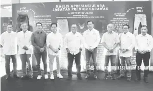  ?? — Gambar UKAS ?? KENANGAN: Mohamad Abu Bakar (tengah) bergambar bersama yang lain pada Majlis Apresiasi Juara Jabatan Premier Sarawak (JPS) di Kuching, kelmarin.