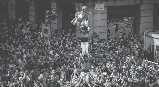  ?? Foto: dpa ?? Die Katalanen wollen hoch hinaus: Selbst beim Stadtfest La Mercè in Barcelona kommt der Menschentu­rm nicht ohne die katalanisc­he Flagge aus.