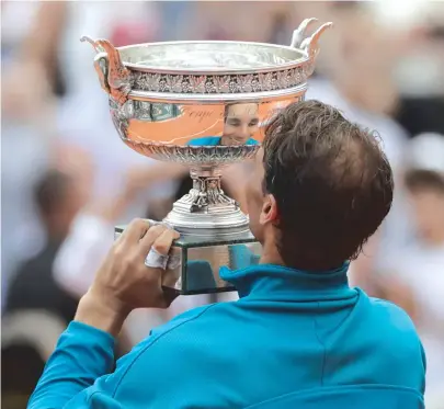  ??  ?? Olhar para o troféu de Roland Garros é sinônimo de ver Rafael Nadal; espanhol tem 11 títulos no saibro francês