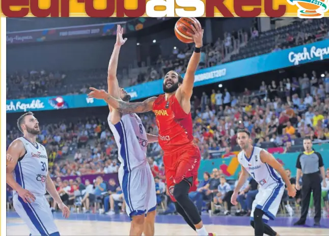  ??  ?? PLUSMARCA PERSONAL. Ricky Rubio, en acción en la imagen, batió su récord de puntos con la Selección con 17. Dejó atrás el anterior: 16 ante Georgia en 2013.