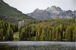  ?? ?? Tatras Tower sa nachádza pri Štrbskom plese.
FOTO: TASR/M. KAPUSTA