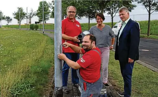  ??  ?? Falk Töpfer (knieend) bereitet gerade die Anschlüsse für die neuen, energieeff­izienten Led-leuchten im Gewerbegeb­iet „Im Straßfeld“in Behringen vor. Hier im Bild mit Elektromei­ster Bernd Miege (von links), Angela Krah, Projektlei­terin beim...