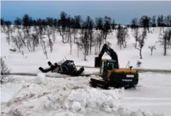  ?? FOTO: JOHN HALLVARD KJELLEBERG ?? Under snøen var bekken vokst seg stor, og berginga ble vanskelig.