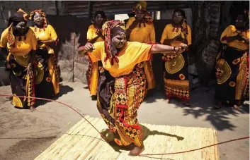  ?? DR ?? A dança é uma das manifestaç­ões culturais de Moçambique que carece de ampla pesquisa