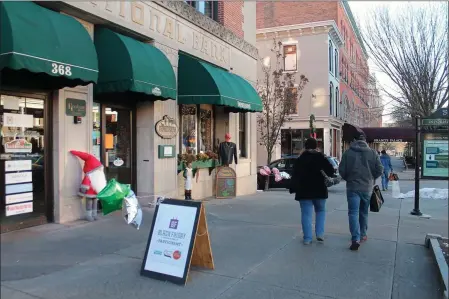  ?? LAUREN HALLIGAN — MEDIANEWS GROUP FILE ?? Black Friday shoppers walk with their bags of purchases on Broadway in downtown Saratoga Springs.