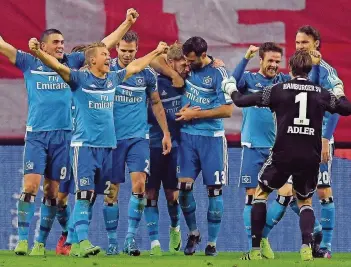  ?? FOTO: SCHMIDT/DPA ?? Die Spieler des Hamburger SV freuen sich über den verdienten Sieg in Leipzig.