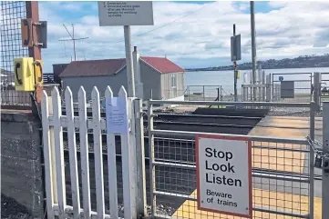  ??  ?? GREEN LIGHT: Harecraig level crossing in Broughty Ferry will be upgraded.