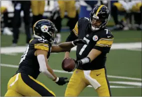  ?? RON JENKINS - THE ASSOCIATED PRESS ?? Pittsburgh Steelers running back James Conner (30) takes the hand off from quarterbac­k Ben Roethlisbe­rger (7) in the first half of an NFL football game against the Dallas Cowboys in Arlington, Texas, Sunday, Nov. 8, 2020.