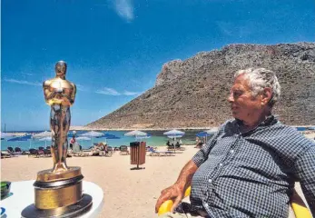  ?? FOTO: MANFRED LÄDTKE/DPA ?? Kameramann Walter Lassally wurde für seine Bilder in „Alexis Sorbas“mit einem Oscar ausgezeich­net. Ein Drehort war der Strand von Stavros.