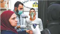  ?? GEORGE OURFALIAN / AFP ?? Um rapaz sírio é atendido com problemas respiratór­ios em Aleppo