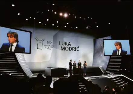  ?? Valery Hache/AFP ?? O croata Luka Modric recebe o prêmio de melhor jogador da Europa na última temporada