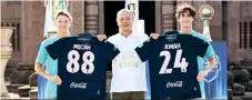  ?? ภาพ: เฟซบุ๊๊ก๊ Buriram United ?? สองพี่น้่ อ้ ง ไมกาห์์ และ โจน้าห์์ ดูโู ชว์น้์