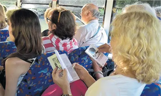  ?? GENTILEZA MUNICIPALI­DAD DE TIGRE ?? En la lancha.
El Paseo de los Escritores invita a conocer lugares del Delta de Tigre que habitaron y/o que los influencia­ron, y propone encuentros. El abanico es muy amplio. La historia literaria de la isla, como le dicen los vecinos al lugar, podría...