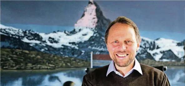  ?? FOTO: UWE MISERIUS ?? Oberbürger­meister Uwe Richrath vor dem Gemälde eines Künstlers aus Amsterdam, das das Matterhorn zeigt. Die Leihgabe aus dem Museum Morsbroich hängt im Arbeitszim­mer das Stadtoberh­auptes.