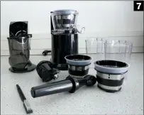  ??  ?? (7) Viel Zubehör: Nicht nur Team Karolik TKG FE 2000 i macht viel Abwasch nötig(8) Eine typische Schmutzeck­e bei Slowjuicer­n ist der Tresterabl­ass, hier bei Panasonic MJ-L600SXG 7