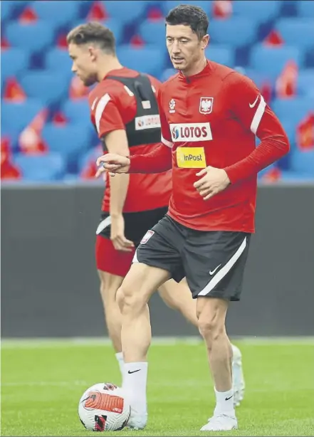  ?? Foto: efe ?? Robert Lewandowsk­i sigue concentrad­o con su selección, con la que mañana disputará el último partido antes de las vacaciones