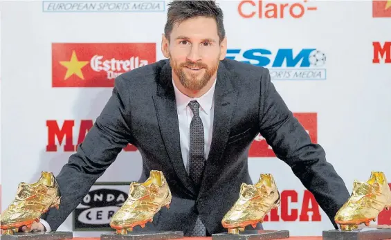  ?? AFP ?? Felices con las cuatro. Lionel Messi y las “Botas de Oro” que consiguió en su carrera. Alcanzó a Cristiano Ronaldo como los más ganadores.