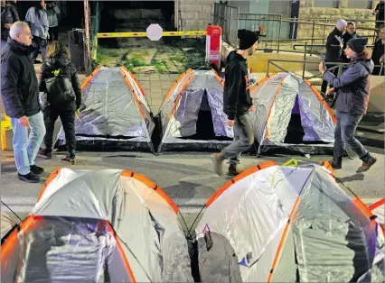  ?? ABIR SULTAN / EFE ?? Situación. Familiares de rehenes israelíes secuestrad­os por Hamás en Gaza participan en una acampada.