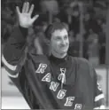  ?? CANADIAN PRESS FILE PHOTO ?? Wayne Gretzky smiles as he waves to the crowd following his last NHL game.