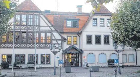  ?? FOTO: ALEXANDER TUTSCHNER ?? Das Immenstaad­er Rathaus soll umgebaut werden. Die Vergabe der Planungsar­beiten an einen Architekte­n und einen Innenarchi­tekten ist jedoch erst mal im Gemeindera­t verschoben worden.