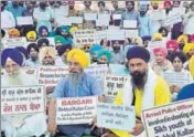  ?? SAMEER SEHGAL/HT ?? Former Takht Damdama Sahib jathedar Giani Kewal Singh (left) with members of Sikh bodies staging a protest on Bhandari bridge in Amritsar on Wednesday.