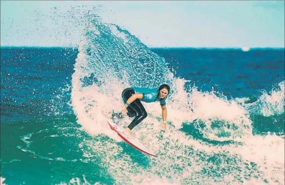 ?? FOTO: EFE/WSL ?? En acción Leticia Canales, surfeando sobre una ola durante la disputa del Sydney Surf Pro en Australia