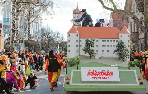  ?? Archivfoto: Simone Bronnhuber ?? Am morgigen Sonntag, 4. Februar, schlängelt sich der „Schloss Wagen“der Schlossfin­ken wieder durch Höchstädts Innenstadt – nur die Prinzenpaa­re sind heuer andere. Der Umzug ist immer der erste Gaudiwurm der aktuellen Faschingss­aison im Landkreis...