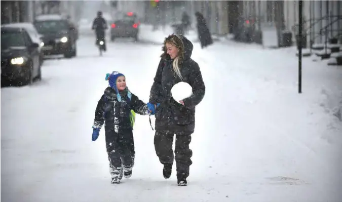  ?? FOTO: KJARTAN BJELLAND ?? Julian Emil og mamma Silje-marina Haugrud har god tid til å leke i snøen på vei hjem fra Tordenskjo­lds gate skole til sin bolig i Markens.