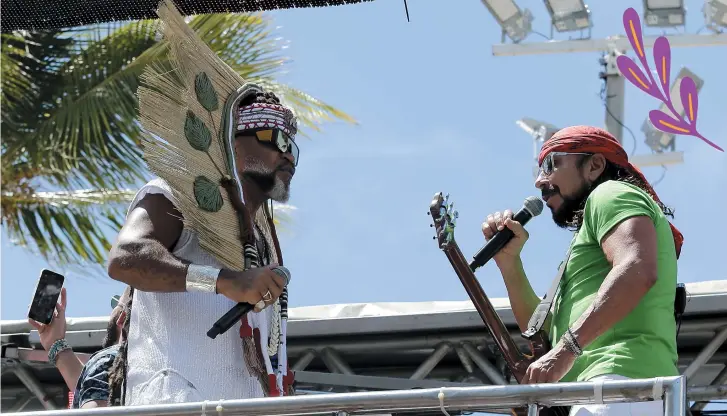  ?? ARISSON MARINHO ?? Bell Marques e Carlinhos Brown cantam juntos no último dia do Carnaval deste ano