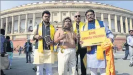  ?? ARVIND YADAV/HT ?? Telugu Desam Party MP N Sivaprasad (centre) and other members from Andhra Pradesh protest in front of Parliament in New Delhi on Friday during the budget session.