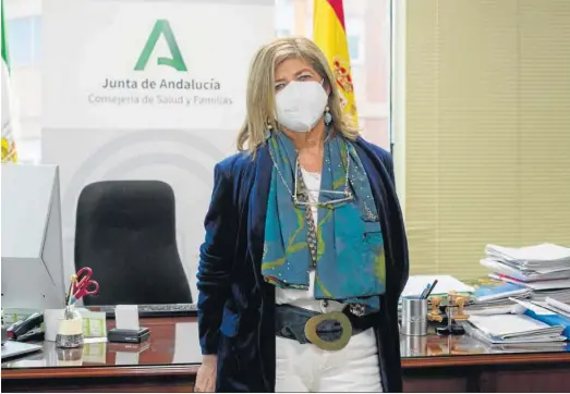  ?? LOURDES DE VICENTE ?? La delegada de Salud, en su despacho durante la conversaci­ón con Diario de Cádiz.