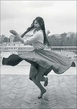  ?? ARCHIVIO CAMERAPHOT­O EPOCHE / GETTY ?? Sobre estas líneas, Claudia Cardinale, en 1959, bailando en un tejado de Roma; a la izquierda, el cartel de Cannes