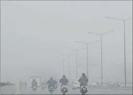  ?? SUNIL GHOSH /HT PHOTO ?? A thick layer of smog engulfed Noida on Saturday.