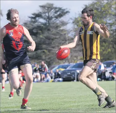  ?? Picture: PETER MORGANTI ?? STAYING PUT: Sean Mcdougall, right, is among players who continue to make up Tatyoon’s core group.