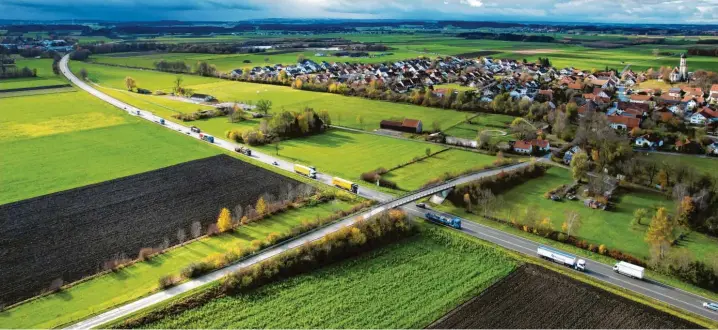  ?? Foto: Mathias Wild ?? Die Bundesstra­ße 12 ist eine der wichtigste­n Verkehrsad­ern im Allgäu, beispielsw­eise auf dem Weg in die Berge – darum soll sie autobahnäh­nlich ausgebaut werden. Das Luftbild entstand nahe Lindenberg bei Buchloe.