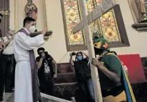  ?? / DAVID BELLO ?? Ecologista Universal llegó ayer a la Catedral de Xalapa para recibir la bendición de la cruz