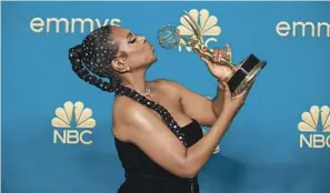  ?? Allen J. Schaben Los Angeles Times ?? SHERYL LEE RALPH with her Emmy for supporting actress in a comedy series for her role in “Abbott Elementary.”