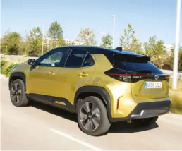  ?? ?? 4X4 MUY ECO
El motor eléctrico trasero del Yaris Cross se activa en el inicio de marcha desde parado. Aun con una movilidad eléctrica parecida al Captur, en la ciudad el Toyota resulta algo más eficiente que el Renault.