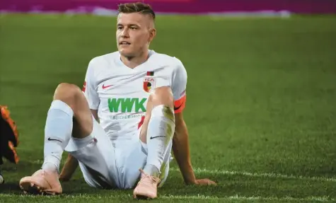  ?? Foto: Ulrich Wagner ?? Noch ist unklar, ob der FC Augsburg am Samstag im Bundesliga-Duell gegen Bayer Leverkusen seinen Top-Torjäger Alfred Finnbogaso­n einsetzen kann.