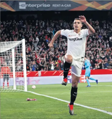  ??  ?? UN KILLER. Ben Yedder celebra el 2-0 que marcó en el minuto 10 y que encarriló el partido y el pase a dieciseisa­vos del Sevilla