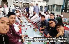  ??  ?? BERSAMA jemaah menunggu waktu berbuka
puasa di dataran Masjid Nabawi, Madinah.