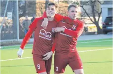  ?? SZ-FOTO: TG ?? Die TSG-Rückkehrer Julian Guther (l.) und Michael Oberdorfer (r.) jubelten über Oberdorfer­s Tor zum 3:0.