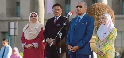  ?? [FOTO BERNAMA] ?? Dr Mahathir diiringi Timbalanny­a, Datuk Seri Dr Wan Azizah Wan Ismail berucap pada perhimpuna­n bulanan JPM, di Dataran Putra Perdana, Putrajaya, semalam.
