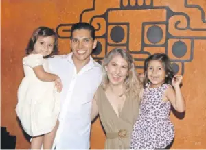  ?? ?? .. Heladio Nájera Zarco, Brenda Verdín Loya con sus hijas Loreta y Valentina Nájera Verdín.