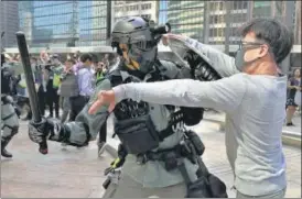  ?? REUTERS ?? A riot police officer scuffles with an anti-government protester in Hong Kong’s Central district.