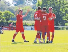  ?? FOTO: MARC DITTMANN ?? Der TSV Riedlingen bejubelt das 5:2 von Dennis Altergot und später den Klassenerh­alt.