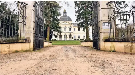  ?? RP-FOTOS (2): NIKA ?? Je nach Wetterlage sammelt sich in den bis zu zehn Zentimeter tiefen Mulden und Löchern vor dem Schloss Wasser.