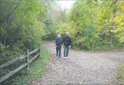  ?? PHOTOS BY DON GARDNER — THE MACOMB DAILY ?? Ray and Marioyn Cook of Sterling Heights take a stroll on the Nature Center trails at Stony CreekMetro­park.