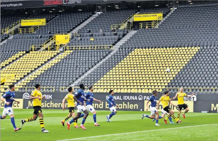  ??  ?? Haaland se dispone a rematar un balón con la cabeza durante el Dortmund-Schalke, que se disputó ayer en un Signal Iduna Park con las gradas vacías.